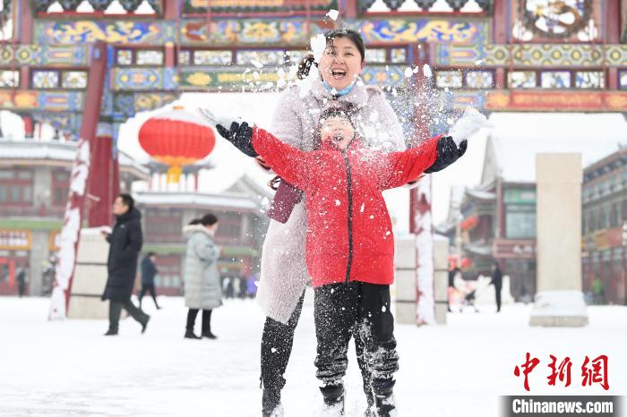 2月13日，家長(zhǎng)與小朋友在呼和浩特市大召?gòu)V場(chǎng)享雪趣?！⑽娜A 攝