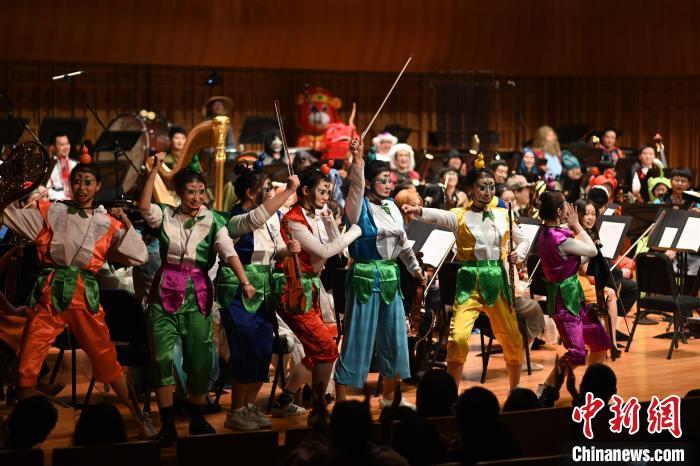 “音樂奇妙夜”西安上演歌者、樂手化身“卡通人”