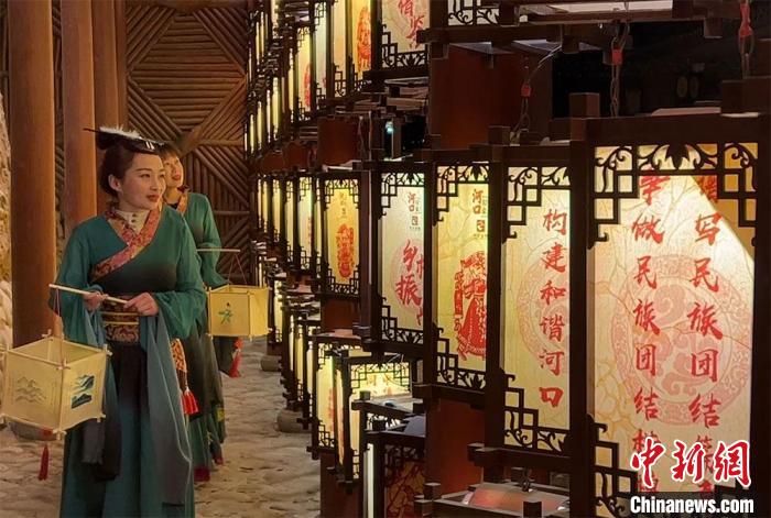 圖為游客身著古裝逛燈會(huì)?！堈裣?攝