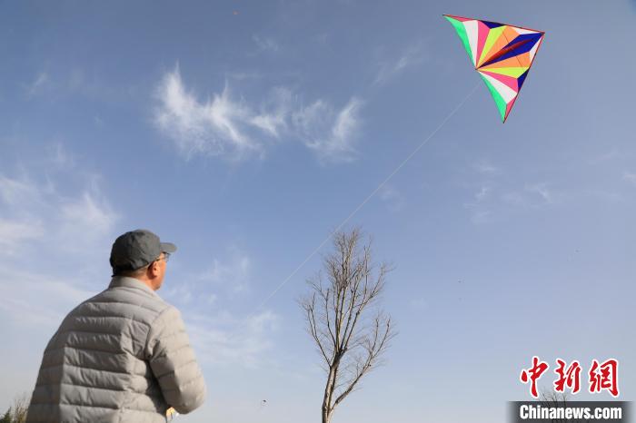 市民在放風(fēng)箏?！∴囆?qiáng) 攝