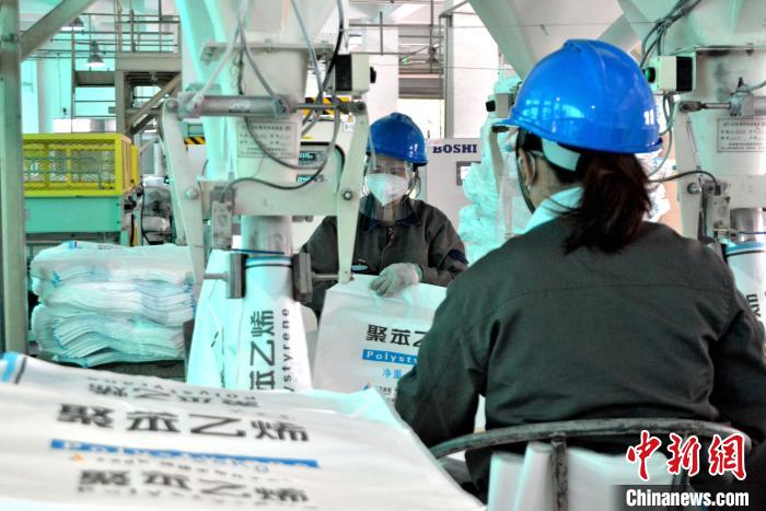 工人在生產(chǎn)線上包裝聚苯乙烯產(chǎn)品。　林弘梫 攝