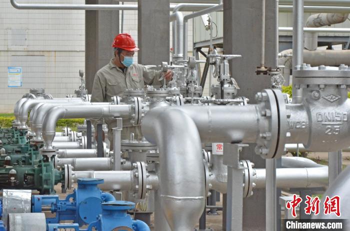 工人在查看設(shè)備儀表?！×趾霔v 攝