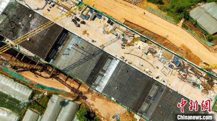 俯瞰正在建設(shè)的天府站多線橋鋼筋鋪架現(xiàn)場?！⒅铱?攝