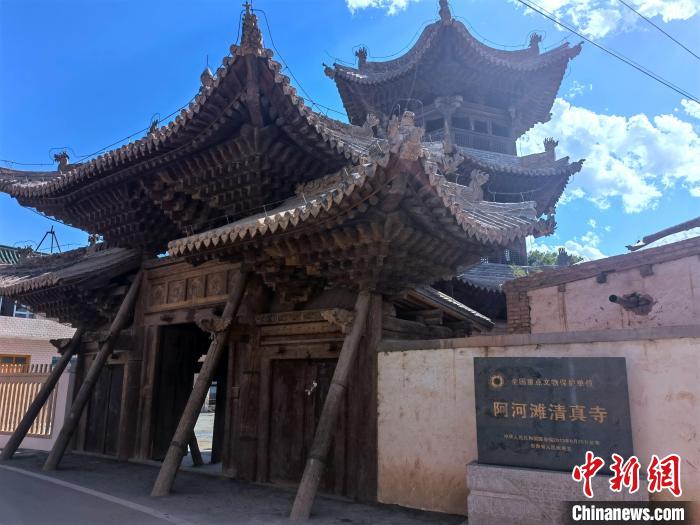圖為集漢、藏、伊斯蘭風(fēng)格于一體的700年歷史的全國重點保護文物——阿河灘清真寺。　張海雯 攝