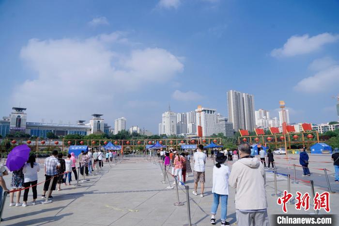 資料圖為居民有序排隊(duì)進(jìn)行核酸檢測?！●R銘言 攝