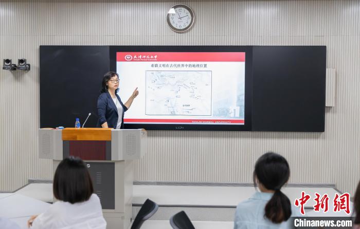 天津師范大學跨文化與世界文學研究院院長、教授郝嵐正在為同學們上課?！⊥踉谟?攝