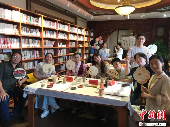 9月14日，“月動(dòng)臨秋扇”中華傳統(tǒng)文化沉浸式體驗(yàn)活動(dòng)在北京紀(jì)曉嵐故居舉辦。陳建新 攝 陳建新 攝