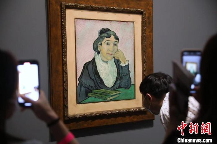 觀眾欣賞梵高畫作《阿爾勒婦女(吉努夫人肖像)》?！埡鄠?攝