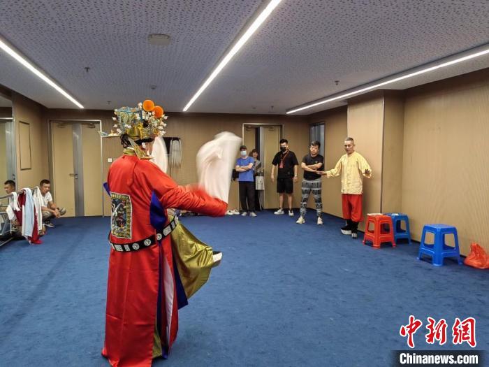 “天下第一團(tuán)”正在進(jìn)行練習(xí)?！±ド绞形捏w廣電和旅游局供圖