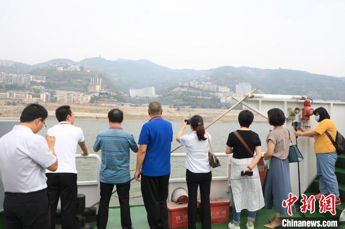 重慶市政協(xié)“同心聚力巴渝行”主題采訪團(tuán)15日走進(jìn)奉節(jié)，了解當(dāng)?shù)卣f(xié)委員護(hù)江成效?！×簹J卿 攝