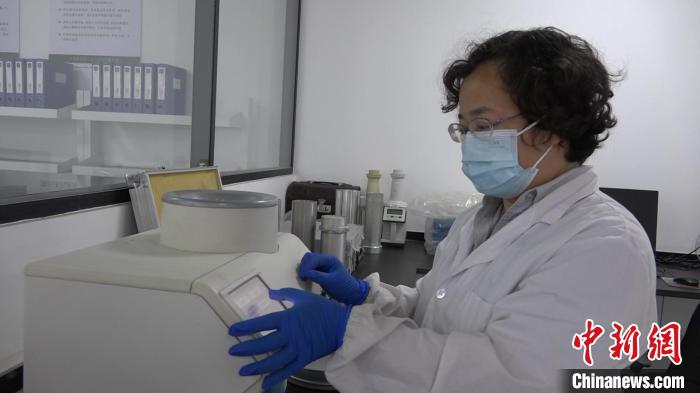 檢驗員對樣品進行檢測?！⊥趸萘?攝