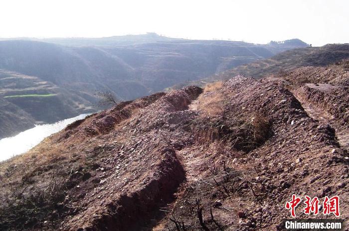 圖為荒坡原貌。　馮華 攝