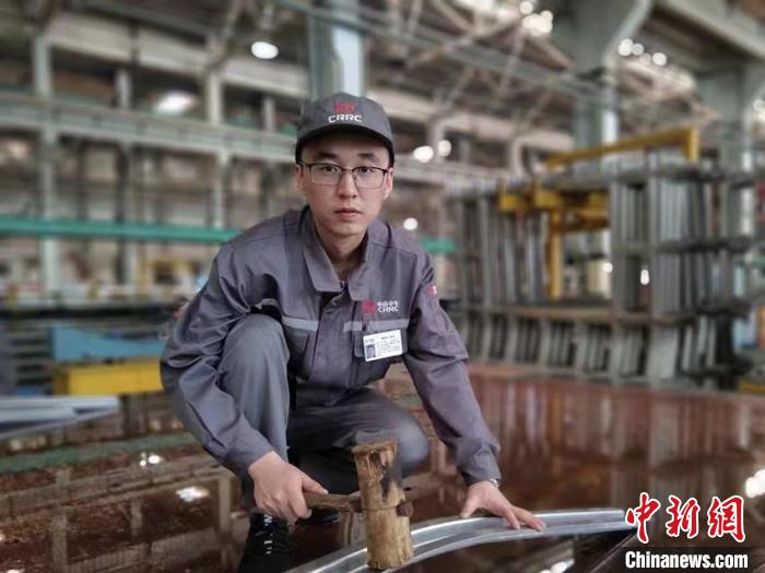 王漢卿在調(diào)修側(cè)墻彎梁。　受訪者供圖