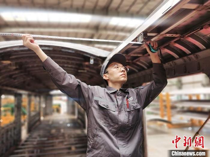 王漢卿在安裝車頂二次骨架吊。　受訪者供圖