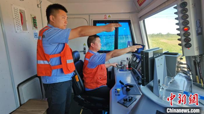 為確保首趟班列安全正點(diǎn)開行，東營鐵路運(yùn)輸分處認(rèn)真做好班列開行的各項(xiàng)準(zhǔn)備工作?！≈需F三局運(yùn)輸工程分公司供圖