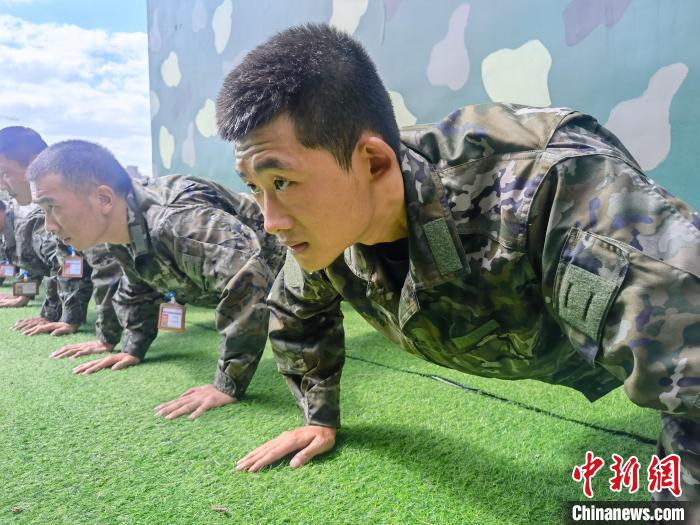 尤云龍正在和戰(zhàn)友進行體能訓練?！×志杆?攝