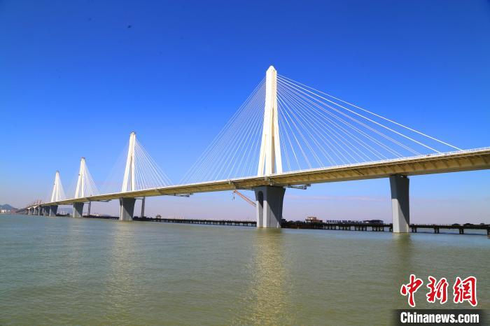 建設(shè)中的珠海金海特大橋。　孟慶虎 攝