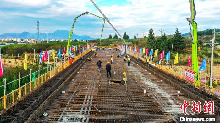 圖為渝昆高鐵云南段境內(nèi)首座大橋連續(xù)梁混凝土澆筑施工現(xiàn)場(chǎng)。　劉文貴 攝