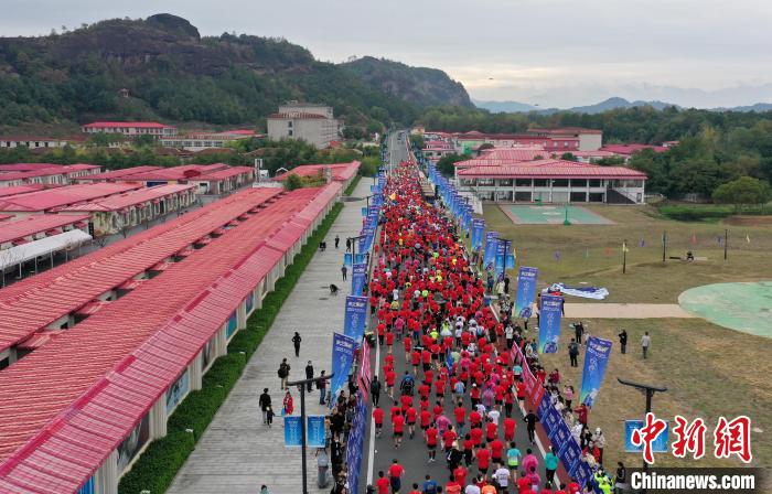 2022年龍虎山半程馬拉松鳴槍開跑?！⒅剧?攝