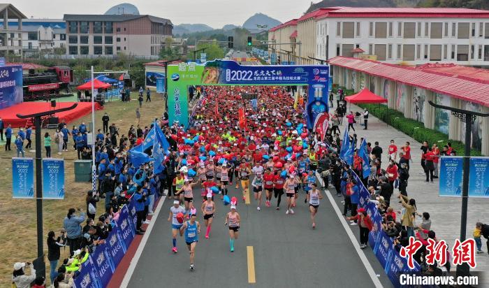 2022年龍虎山半程馬拉松鳴槍開跑。　劉志琨 攝