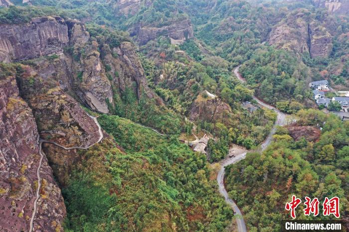 2022年龍虎山半程馬拉松鳴槍開跑?！⒅剧?攝