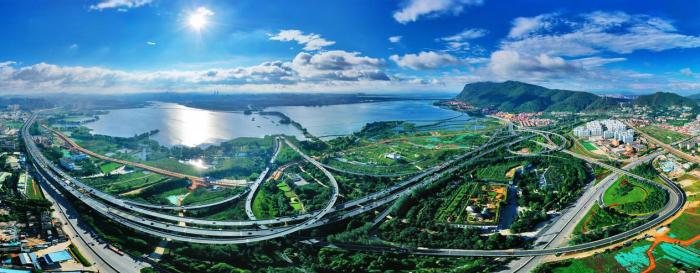 俯瞰昆明滇池沿岸。