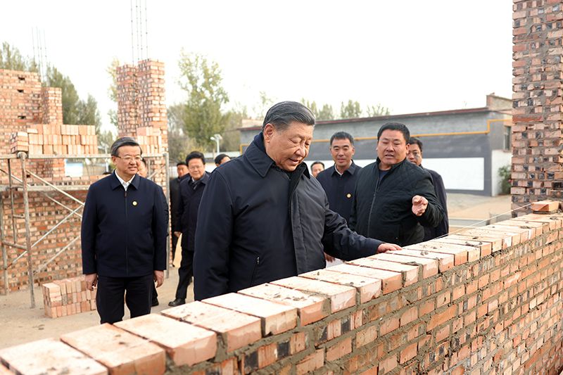 2023年11月10日，習(xí)近平總書記在河北保定涿州市刁窩鎮(zhèn)萬全莊村房屋重建施工現(xiàn)場考察。