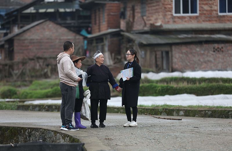 2022年3月24日，在廣西柳州市三江侗族自治縣良口鄉(xiāng)南寨村，紀(jì)檢監(jiān)察干部(右一、左一)在了解惠農(nóng)政策落實(shí)情況。