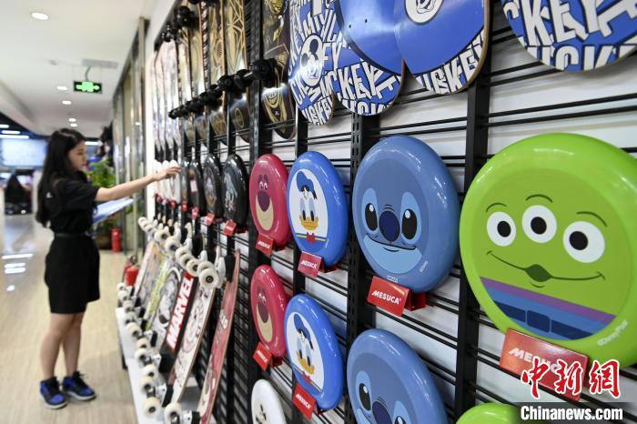 葉偉倫的體育用品公司推出了一系列IP授權(quán)款?！￡愺K旻　攝