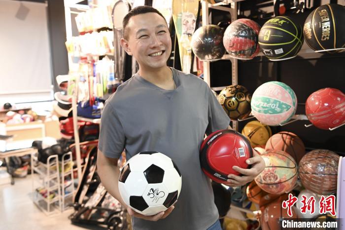 葉偉倫講述葉家在內(nèi)地的發(fā)展史，其中足球是他們家引以為傲的一個產(chǎn)品。　陳驥旻 攝