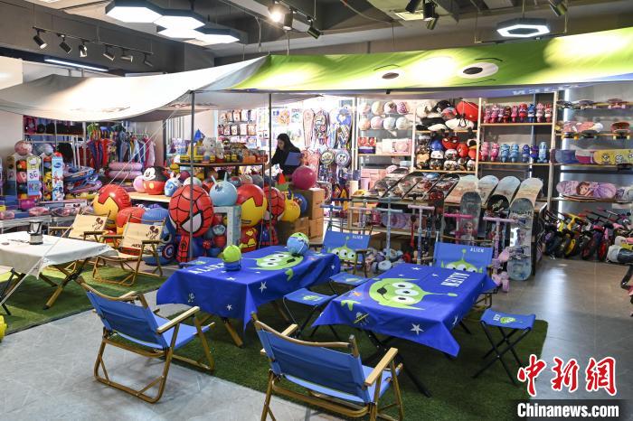 葉偉倫的體育用品公司推出了一系列產(chǎn)品?！￡愺K旻 攝