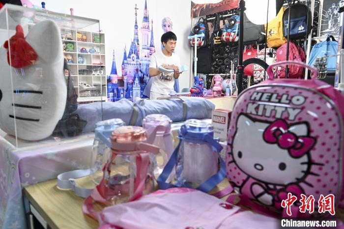 葉偉倫公司員工通過網(wǎng)絡(luò)直播方式銷售產(chǎn)品?！￡愺K旻 攝