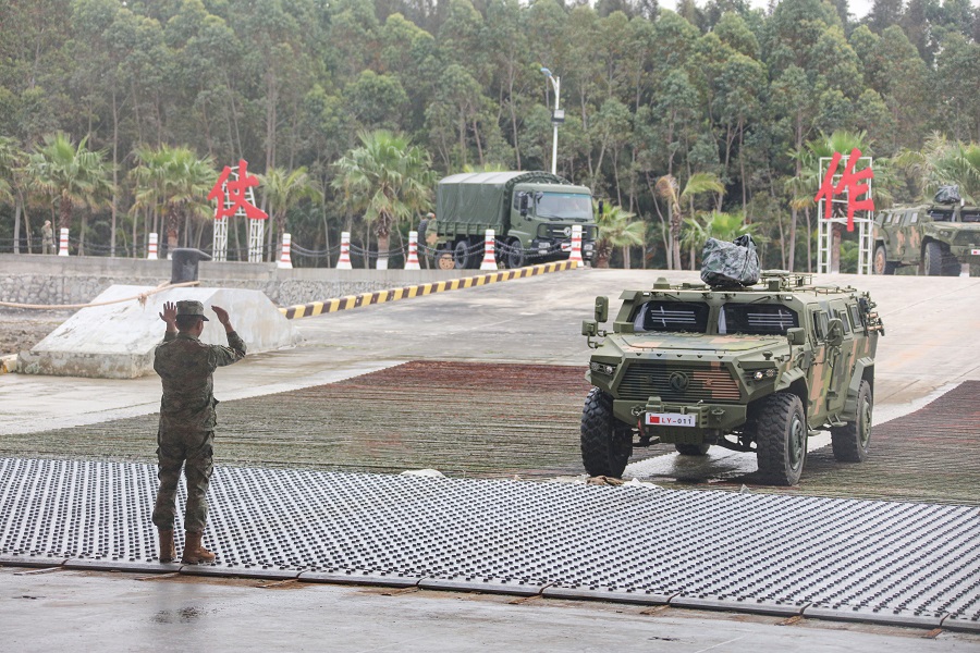 井岡山艦出發(fā)前進(jìn)行車輛裝載。井岡山艦供圖