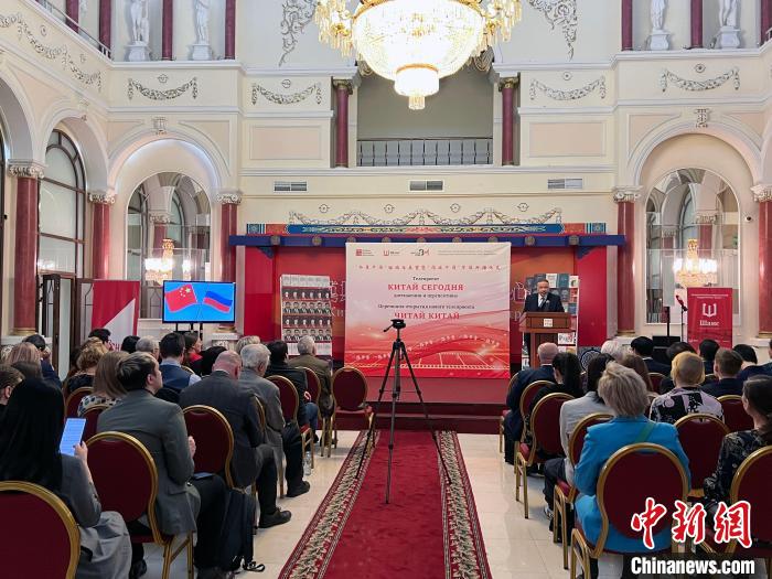 “今日中國”回顧與展望暨“閱讀中國”節(jié)目開播儀式活動現(xiàn)場?！√锉?攝