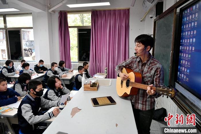 圖為3月16日，張家豪在福建福州延安中學教學。 <a target='_blank' href='/'><p  align=