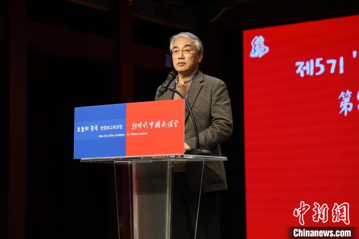 韓國(guó)前國(guó)務(wù)調(diào)整室長(zhǎng)李錫駿致辭?！≈袊?guó)駐韓國(guó)大使館供圖