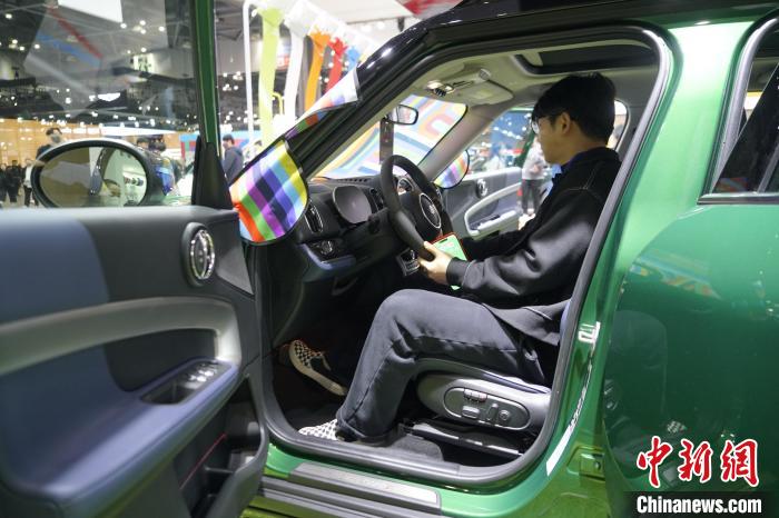 圖為觀眾在展會試駕車輛?！⑿?攝