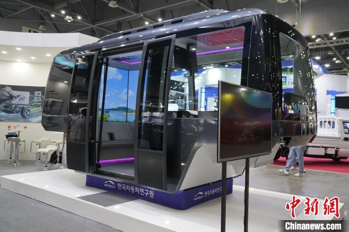 圖為展會上展示的無人駕駛移動出行工具?！⑿?攝