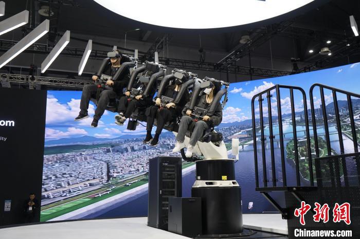 圖為觀眾在展會模擬體驗未來城市空中移動出行方式?！⑿?攝