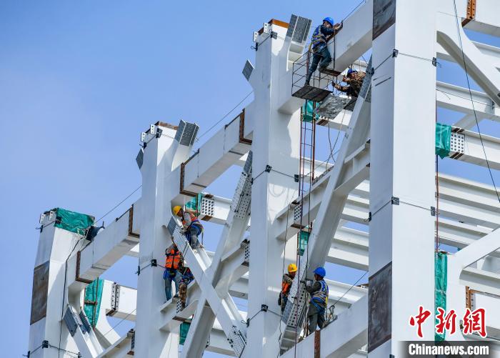 圖為海南商業(yè)航天發(fā)射場1號工位建設(shè)現(xiàn)場，工人正緊鑼密鼓施工?！●樤骑w 攝