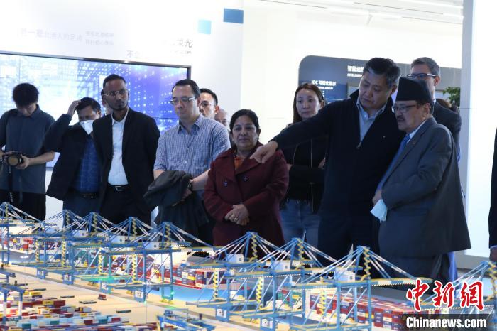 駐華使節(jié)和外交官參訪北部灣港智慧港口創(chuàng)新中心?！￡惽锵?攝