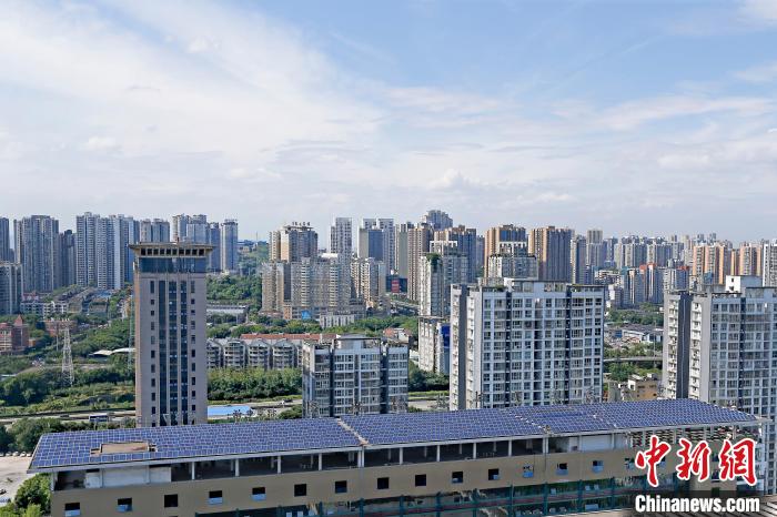 圖為輝騰能源在重慶市九龍坡區(qū)留學(xué)生創(chuàng)業(yè)園屋頂建設(shè)的光伏發(fā)電示范項目?！∈茉L企業(yè)供圖