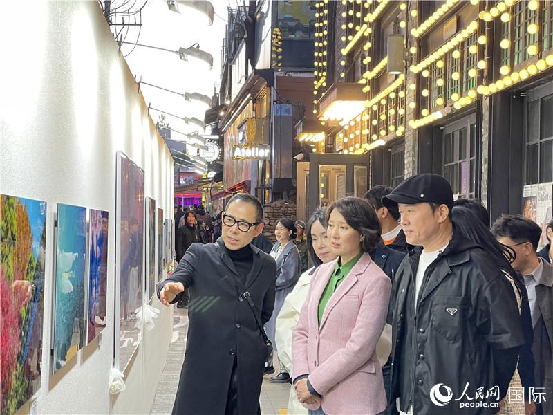 韓國中小風(fēng)險企業(yè)部長官李永參觀梨泰院街頭藝術(shù)展。實習(xí)生 許鵬飛攝