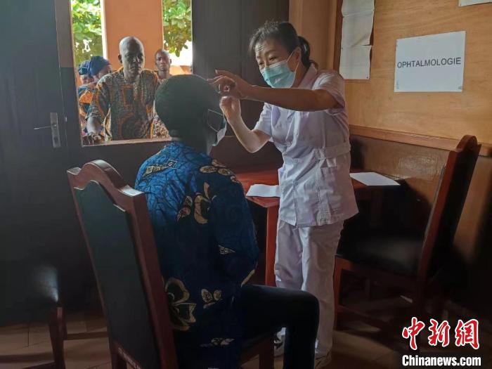 義診現(xiàn)場(chǎng)。　中國(guó)(寧夏)第26批援貝寧醫(yī)療隊(duì) 供圖