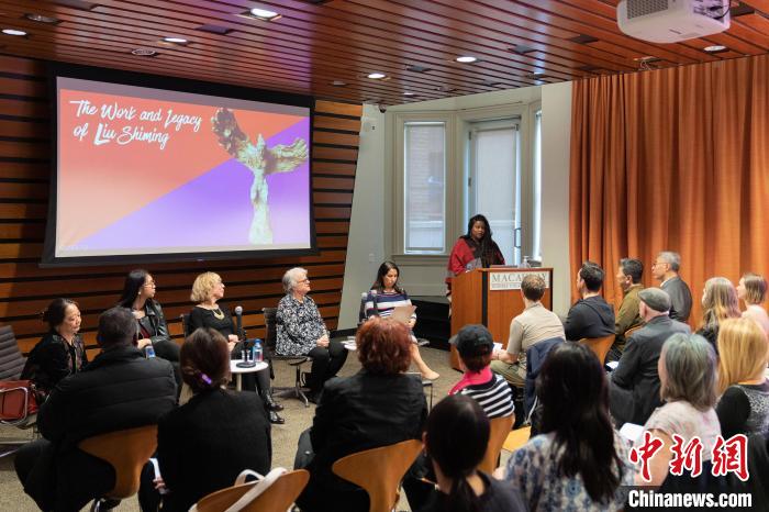 4月11日，紐約市立大學麥考利榮譽學院院長達拉·伯恩主持劉士銘雕塑作品《想飛的人》收藏揭幕儀式?！⑹裤懰囆g基金會 供圖