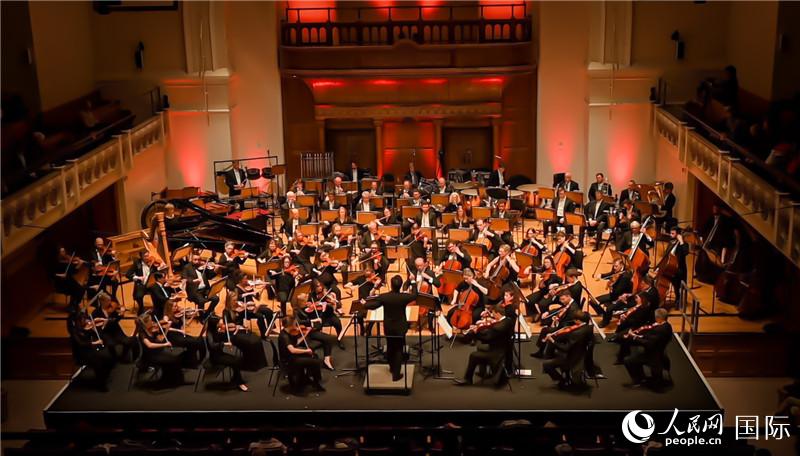 “東西之間”交響音樂(lè)會(huì)在倫敦舉辦。人民網(wǎng) 郭錦標(biāo)攝