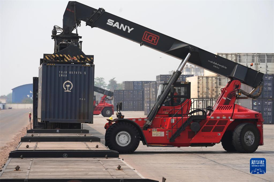 4月15日，老中鐵路有限公司的工人在老撾萬(wàn)象南站裝載貨物。萬(wàn)象南站是中老鐵路老撾段主要貨運(yùn)站，靠近老撾與泰國(guó)邊境。因其獨(dú)特的地理位置和物流轉(zhuǎn)運(yùn)配送區(qū)位優(yōu)勢(shì)，萬(wàn)象南站成為中老泰等國(guó)貨物中轉(zhuǎn)的“旱碼頭”。新華社記者 邢廣利 攝