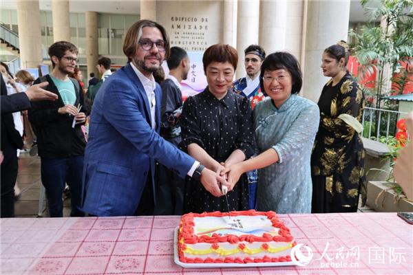 活動現(xiàn)場，田敏總領(lǐng)事與里約天主教大學(xué)孔子學(xué)院中外方院長共同切蛋糕祝賀中文日活動成功舉辦。人民網(wǎng)記者時(shí)元皓 攝