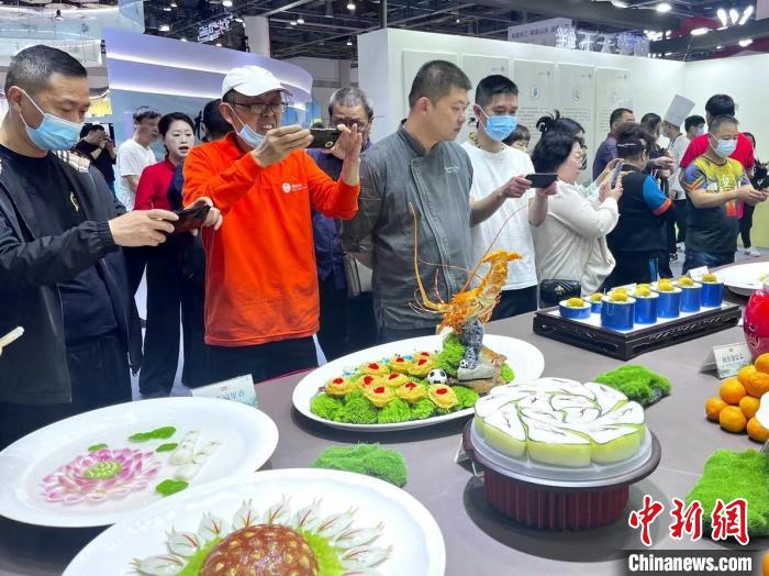 游客對(duì)展品充滿興趣?！⊥糨W文 攝