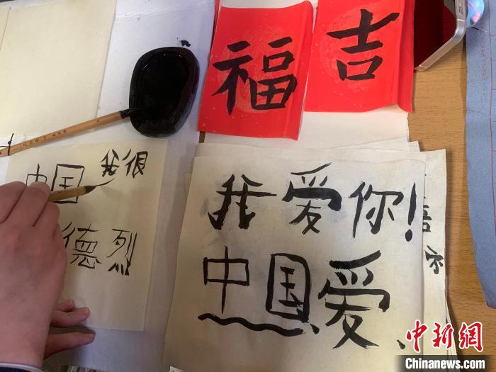 4月21日，莫斯科國立語言大學(xué)孔子學(xué)院附屬中學(xué)舉辦“國際中文日”活動(dòng)，圖為學(xué)生的書法作品。　莫斯科國立語言大學(xué)孔子學(xué)院 供圖
